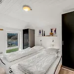 Large Pool House With 6 Person Outdoor 1015