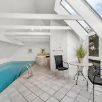 Large Pool House With 6 Person Outdoor 1015