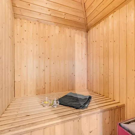 Hébergement de vacances Large Pool House With 6 Person Outdoor 1015
