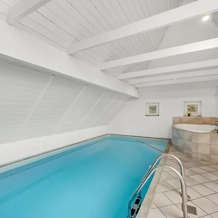 Large Pool House With 6 Person Outdoor 1015