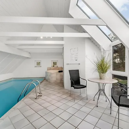 Large Pool House With 6 Person Outdoor 1015