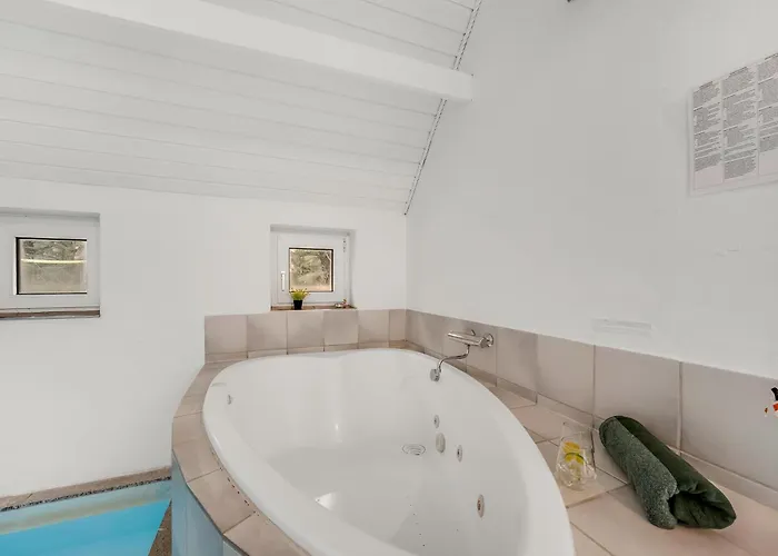 Large Pool House With 6 Person Outdoor 1015 *