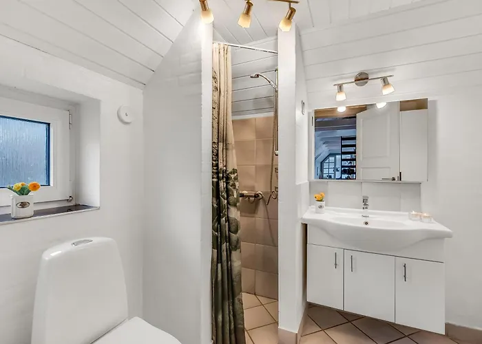 Large Pool House With 6 Person Outdoor 1015