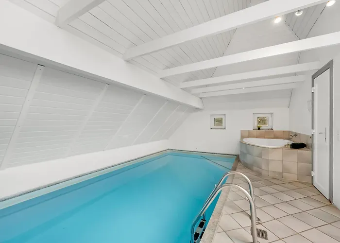 Large Pool House With 6 Person Outdoor 1015