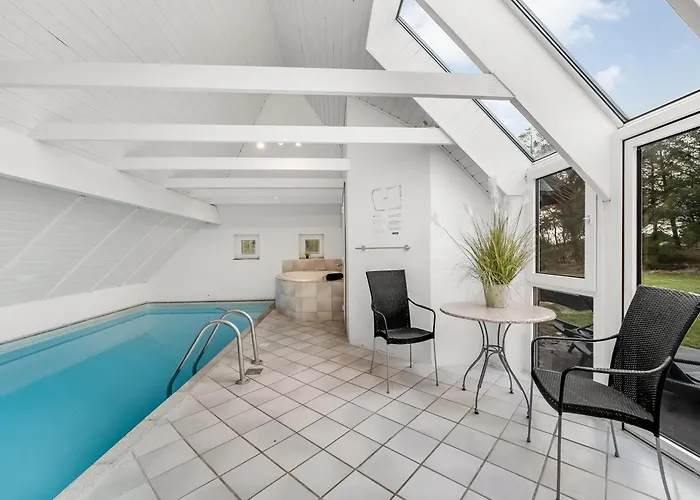 Large Pool House With 6 Person Outdoor 1015